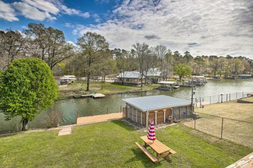 Gorgeous Lakefront Escape With Balcony And Dock!