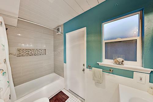 Coastal Getaway With Pool Table - Stroll To Beach Home