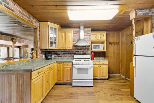 Rustic Cabin Retreat- Mins From Bass Lake