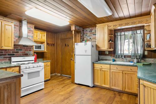 Rustic Cabin Retreat- Mins From Bass Lake
