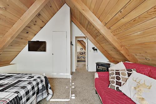 Classic Cabin With Woodsy Deck & Smart Tv Package Cabin