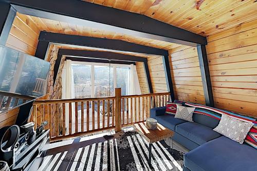 Rustic-chic Remodel With Fireplace, Deck & Hot Tub! Cabin