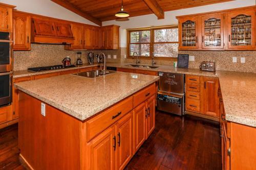 Alpenhorn Lodge-1903 By Big Bear Vacations