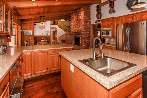 Alpenhorn Lodge-1903 By Big Bear Vacations
