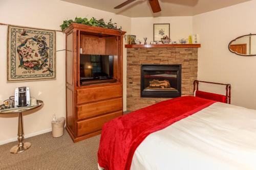 Alpenhorn Lodge-1903 By Big Bear Vacations