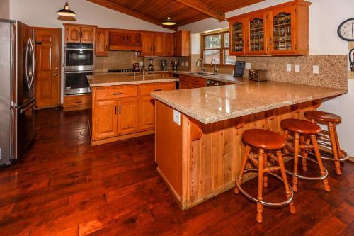 Alpenhorn Lodge-1903 By Big Bear Vacations