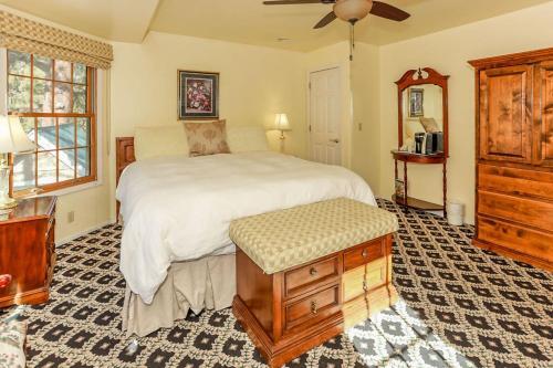 Alpenhorn Lodge-1903 By Big Bear Vacations