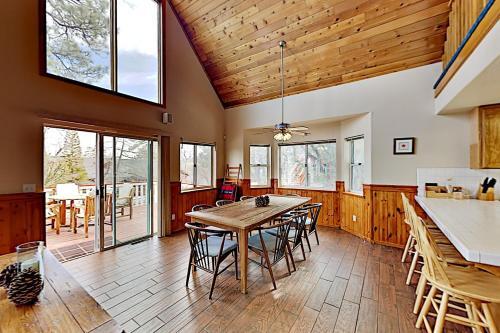 Moonridge Home - Private Hot Tub & Horseshoe Pit Home