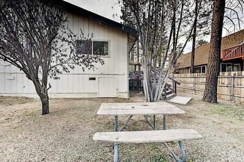 Dual-suite Mountain Getaway - Walk To Lake, Dining Home