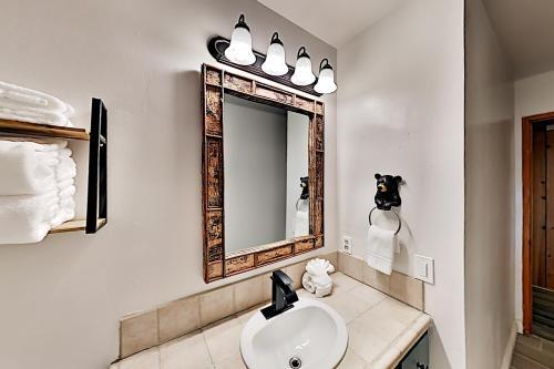 Dual-suite Mountain Getaway - Walk To Lake, Dining Home