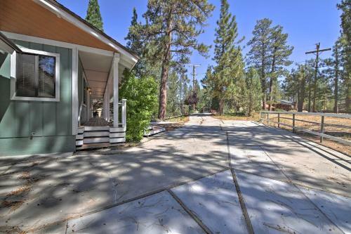 Big Bear Home With Yard - 2 Mi To Lake And Skiing!