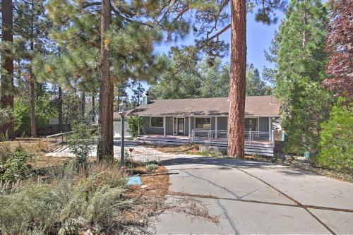 Big Bear Home With Yard - 2 Mi To Lake And Skiing!