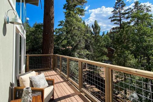 Modern Mountain Getaway - Near Skiing, Lake, Golf Home