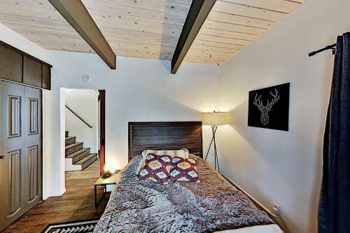 Modern Mountain Getaway - Near Skiing, Lake, Golf Home
