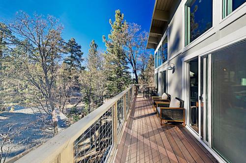 Modern Mountain Getaway - Near Skiing, Lake, Golf Home
