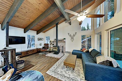 Modern Mountain Getaway - Near Skiing, Lake, Golf Home