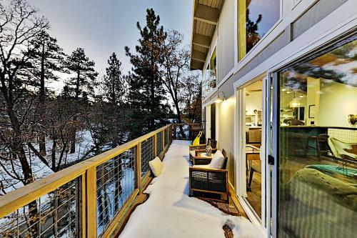 Modern Mountain Getaway - Near Skiing, Lake, Golf Home