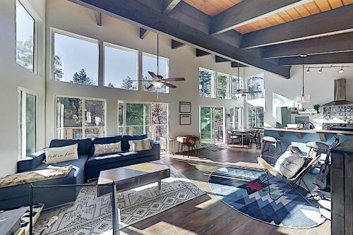 Modern Mountain Getaway - Near Skiing, Lake, Golf Home