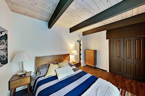 Modern Mountain Getaway - Near Skiing, Lake, Golf Home