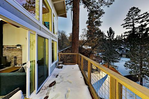 Modern Mountain Getaway - Near Skiing, Lake, Golf Home