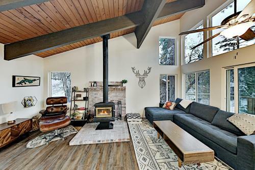 Modern Mountain Getaway - Near Skiing, Lake, Golf Home