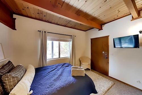Moonridge Basecamp - Hot Tub, Foosball - By Slopes Home