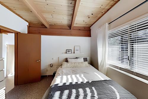Moonridge Basecamp - Hot Tub, Foosball - By Slopes Home