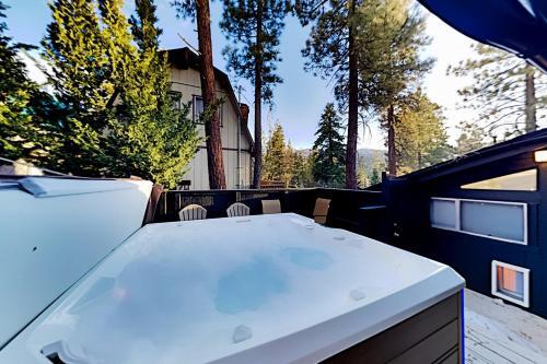 Moonridge Basecamp - Hot Tub, Foosball - By Slopes Home