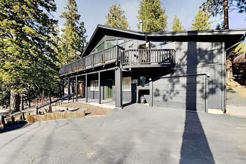 Moonridge Basecamp - Hot Tub, Foosball - By Slopes Home