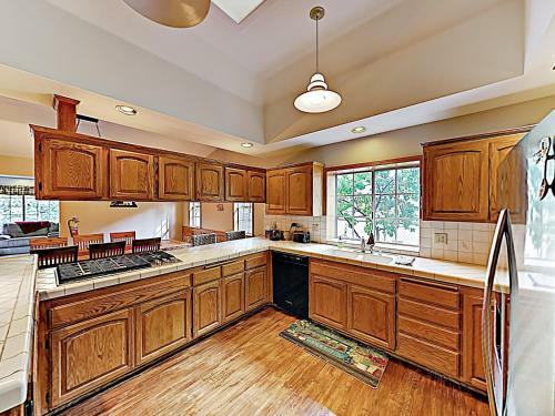 Custom Retreat With Hot Tub & Garage Home