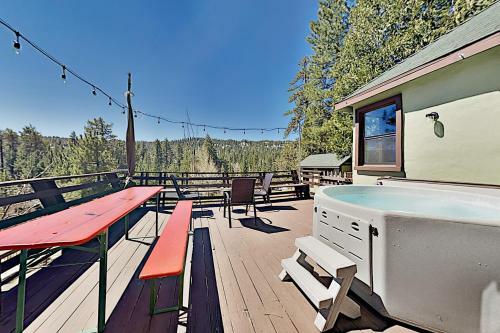 Incredible Restored Vintage Cabin With Hot Tub Home