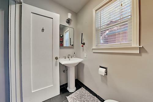 Incredible Restored Vintage Cabin With Hot Tub Home