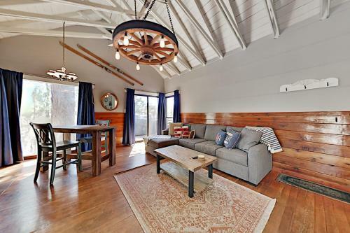 Incredible Restored Vintage Cabin With Hot Tub Home