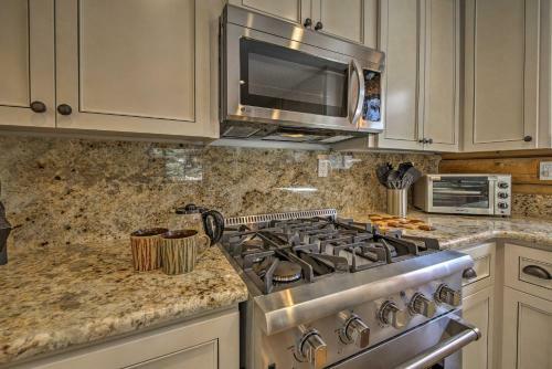 Big Bear Cabin With Fireplace - Walk To Ski Resort!