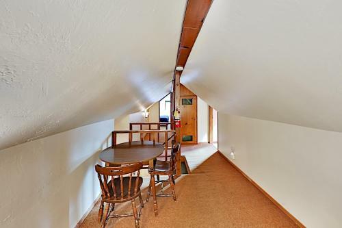 Mallard Lagoon Escape - Private Hot Tub & Dock Home