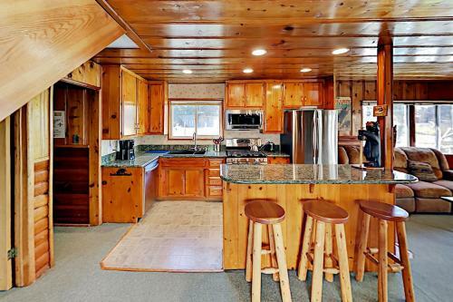 Mallard Lagoon Escape - Private Hot Tub & Dock Home