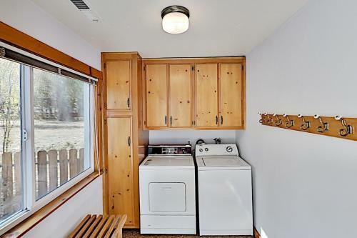Mallard Lagoon Escape - Private Hot Tub & Dock Home