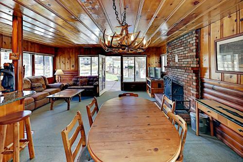 Mallard Lagoon Escape - Private Hot Tub & Dock Home