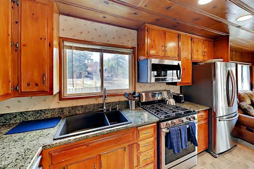 Mallard Lagoon Escape - Private Hot Tub & Dock Home
