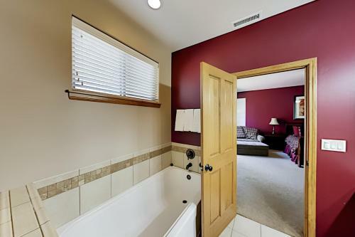 Apartamento All-suite Retreat - 2 Adjacent Units - Hot Tubs Duplex