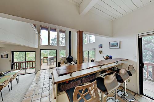 The Silver Lady - Retro-chic Retreat - Near Beach Home