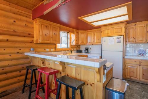 3 Cubs Lakefront Cabin