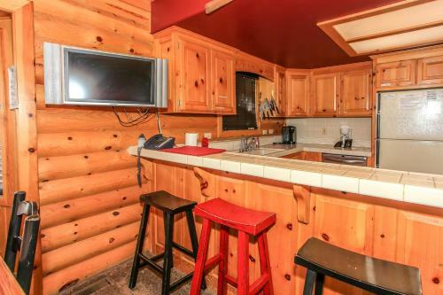 3 Cubs Lakefront Cabin