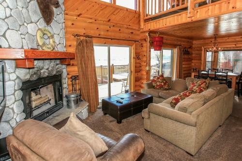3 Cubs Lakefront Cabin