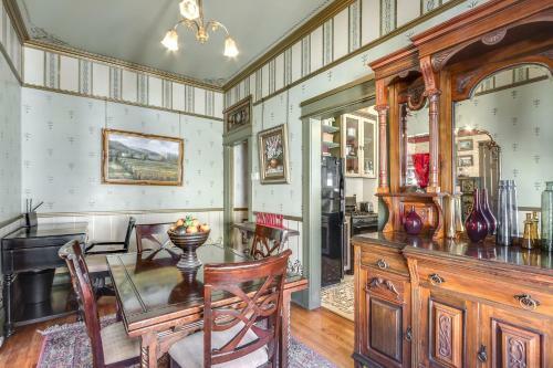 Downtown Campbell Victorian Home Nice Neighborhood King Bed