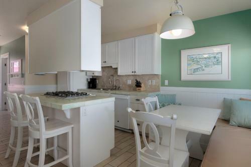 Capitola Venetian Beach Front Cottage!