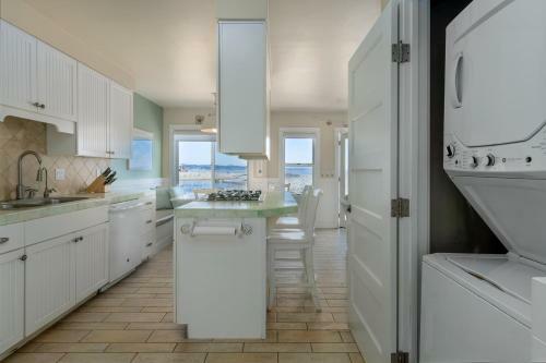 Capitola Venetian Beach Front Cottage!