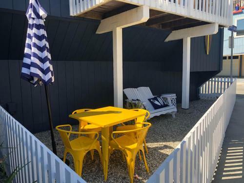 Colorful Capitola Village Cottage