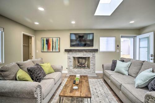 Modern Coastal Home - 1 Mile To Beach And Town!