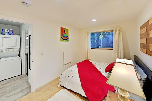 Charming Lake Tahoe Cabin - Deck & Gas Fireplace Home